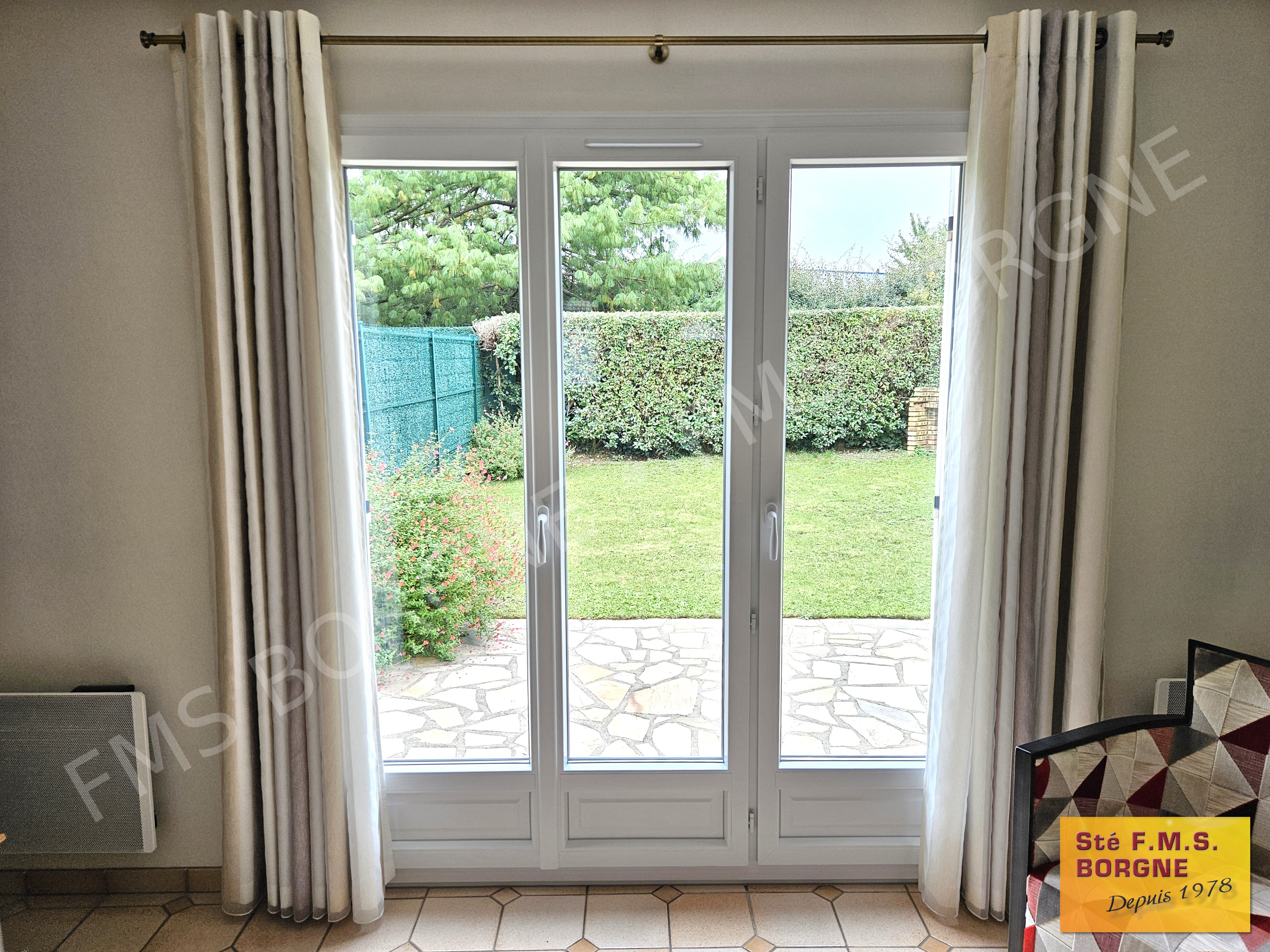 FENETRES-ET-PORTES-FENETRES-MENUISERIES-PVC-VUE-INTERIEURE-0011