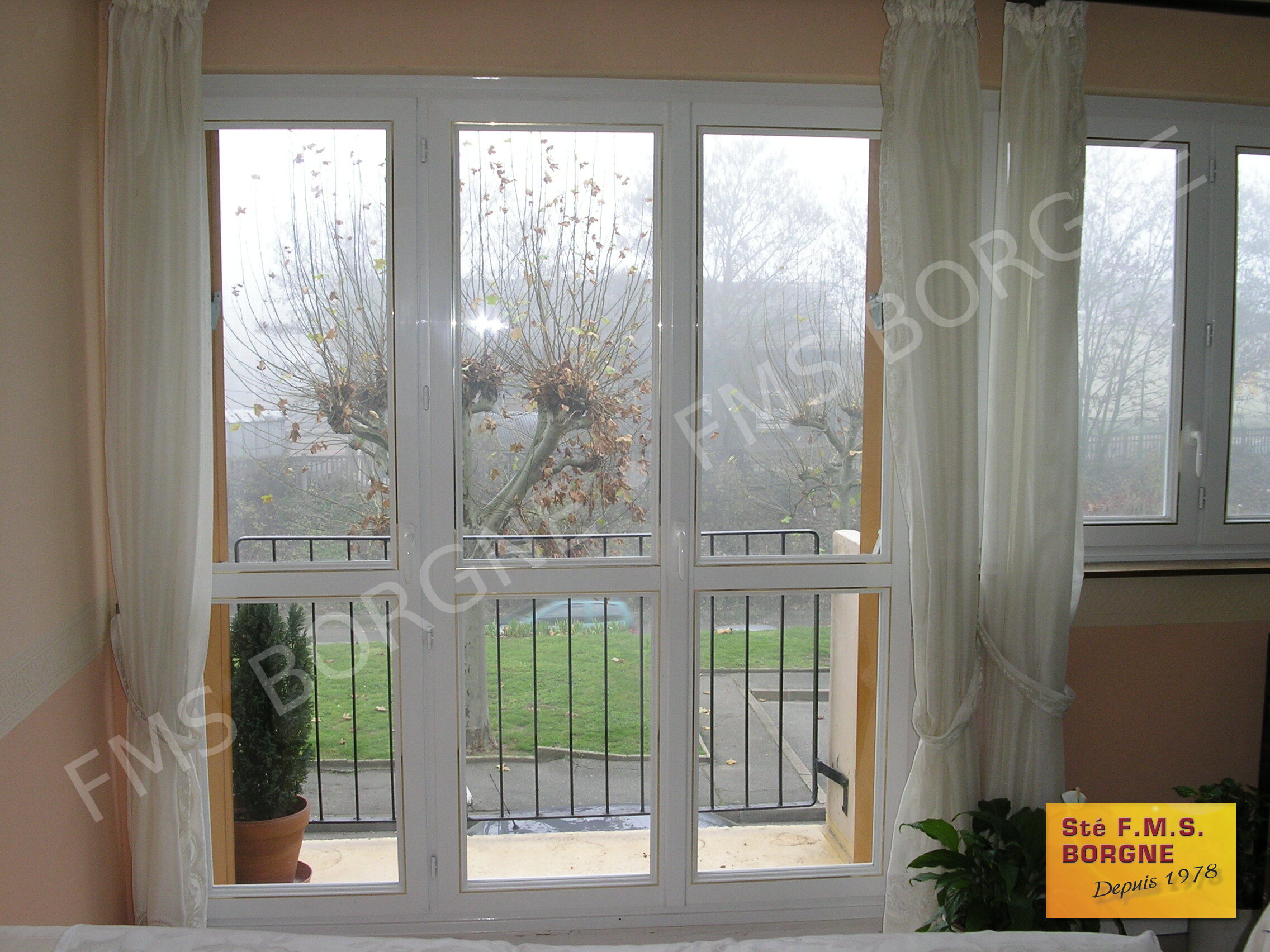 FENETRES-ET-PORTES-FENETRES-MENUISERIES-PVC-VUE-INTERIEURE-0029