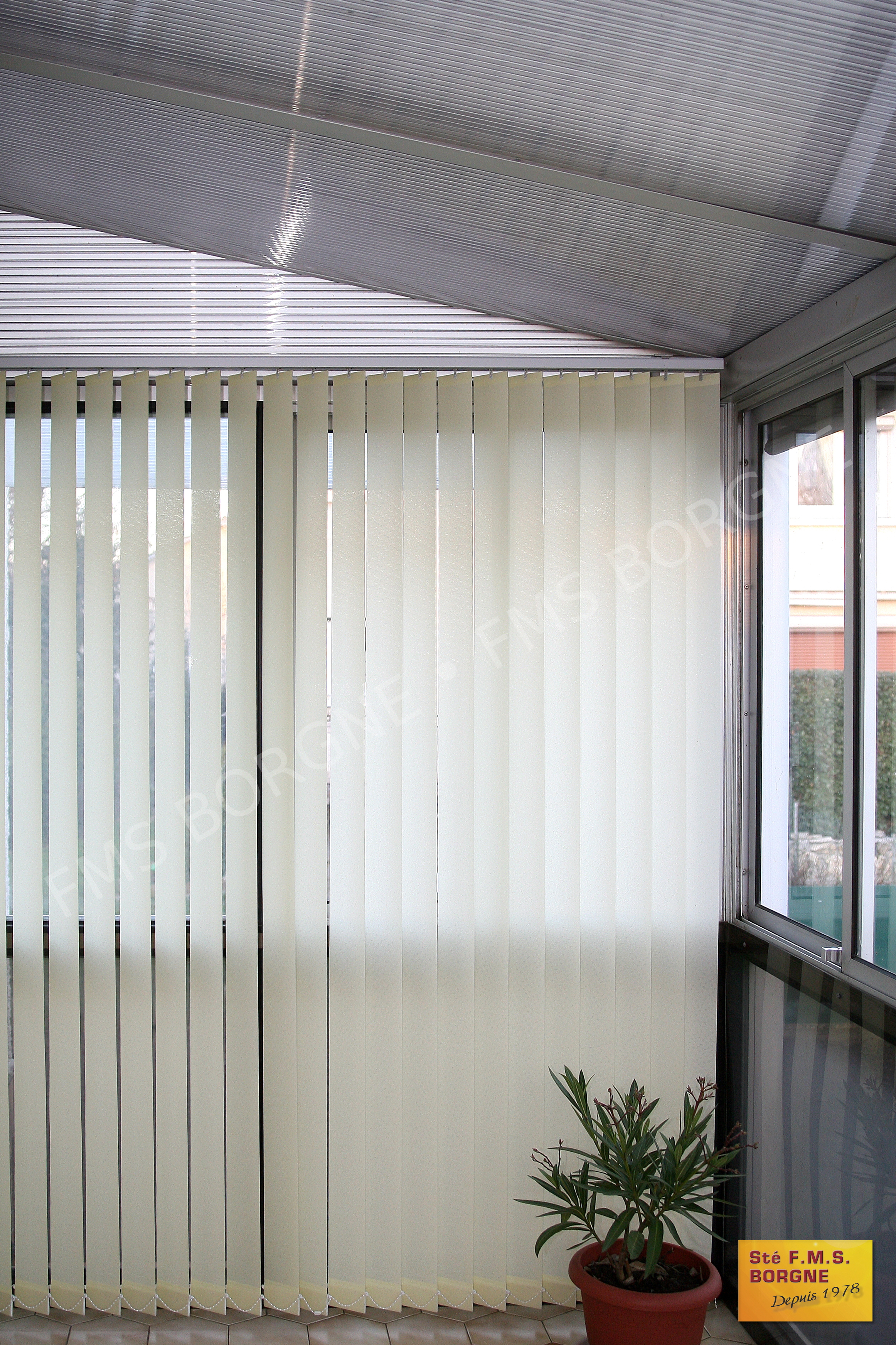 STORES-INTERIEURS-A-BANDES-VERTICALES-0005