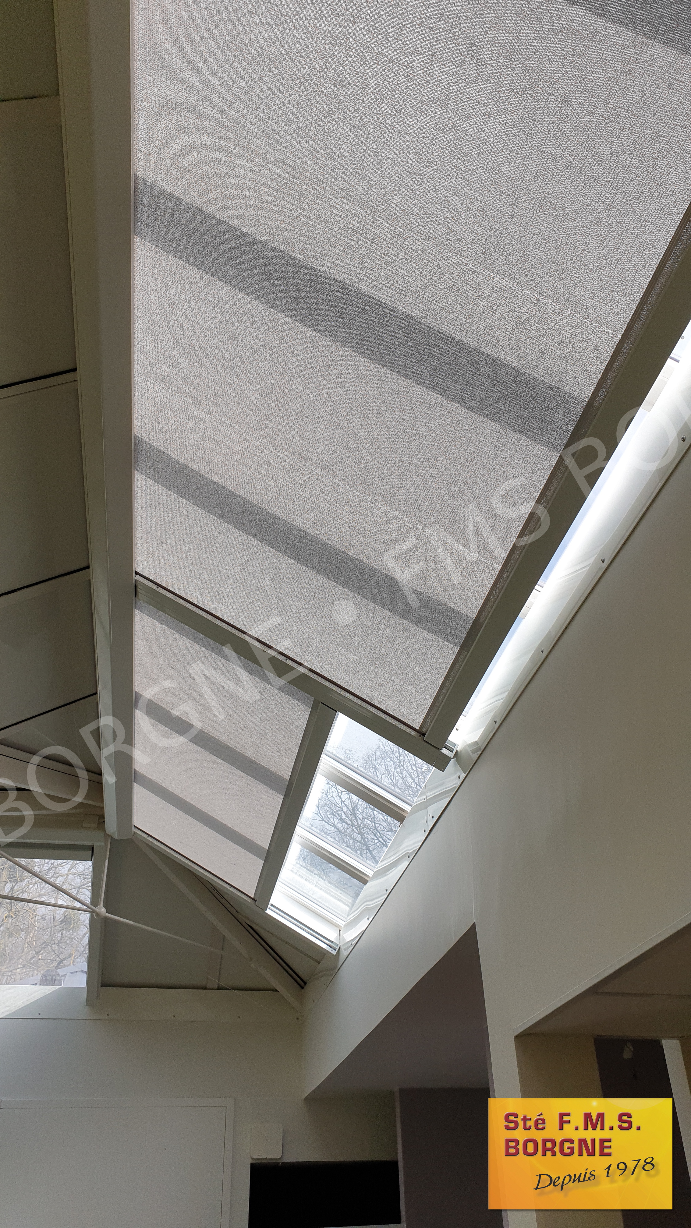 STORES-INTERIEUR-SOUS-TOITURE-0001